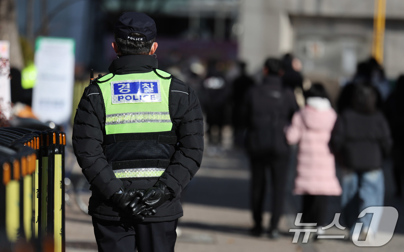 (서울=뉴스1) 박지혜 기자 = 크리스마스인 25일 인파가 몰린 서울 명동 거리에서 경찰이 배치돼 있다.경찰은 연말연시를 맞아 주요 관광지와 축제장 등 다중 인파가 예상되는 지역에 …