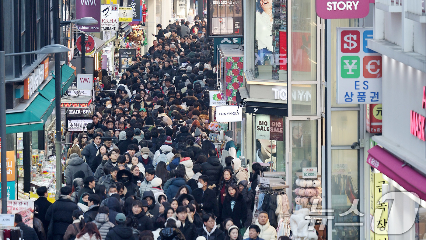 (서울=뉴스1) 박지혜 기자 = 크리스마스인 25일 서울 명동거리에 시민과 외국인 관광객의 발길이 이어지고 있다.경찰은 연말연시를 맞아 주요 관광지와 축제장 등 다중 인파가 예상되 …
