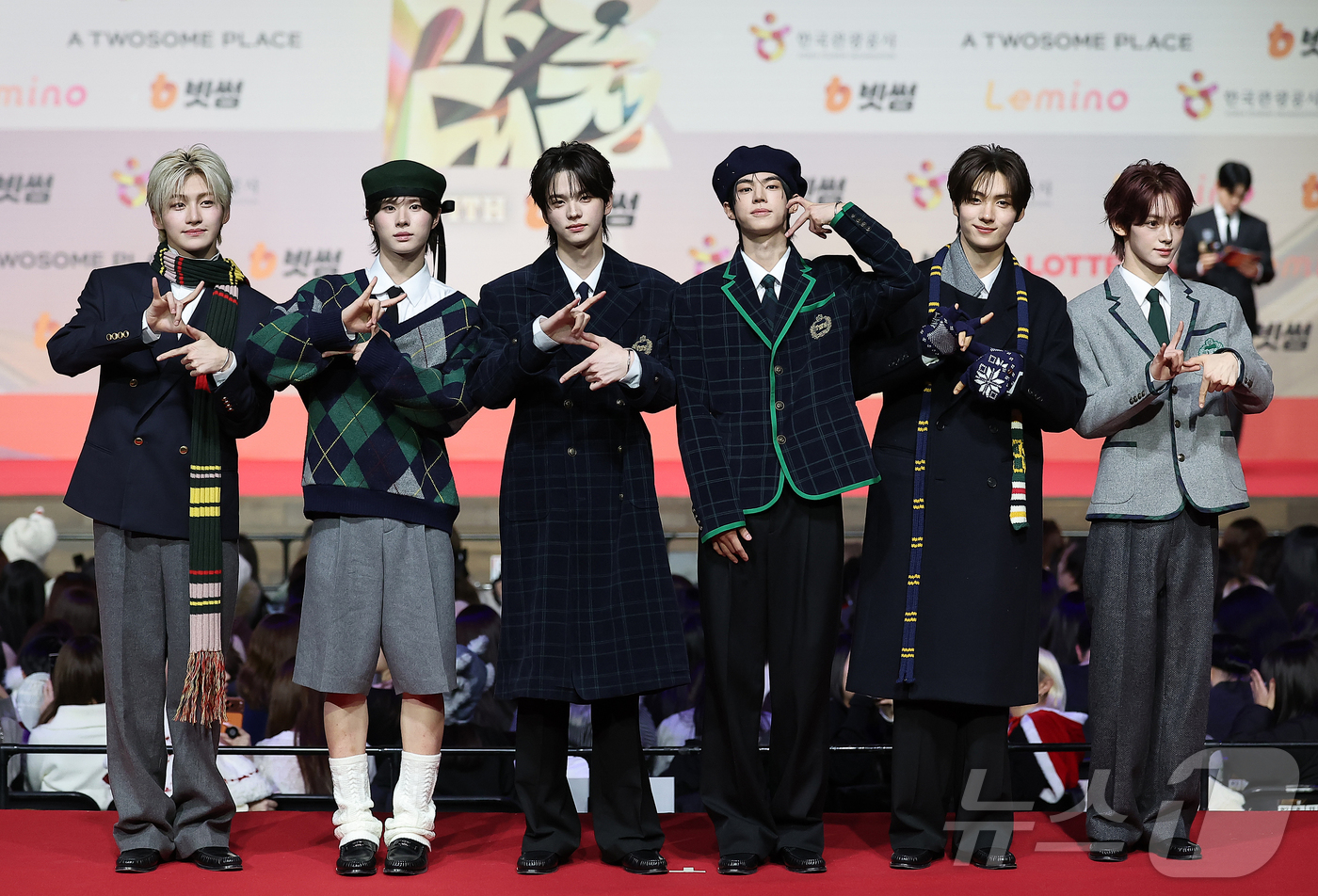 (인천=뉴스1) 김진환 기자 = 그룹 투어스가 25일 인천 영종도 인스파이어에서 열린 ‘2025 SBS 가요대전' 레드카펫 행사에 참석해 포즈를 취하고 있다. 2025.12.25/ …