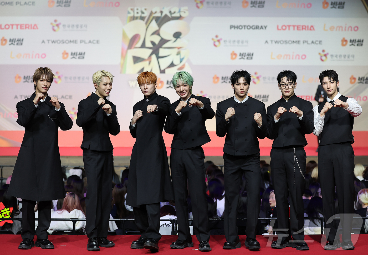 (인천=뉴스1) 김진환 기자 = 그룹 넥스지가 25일 인천 영종도 인스파이어에서 열린 ‘2025 SBS 가요대전' 레드카펫 행사에 참석해 포즈를 취하고 있다. 2025.12.25/ …