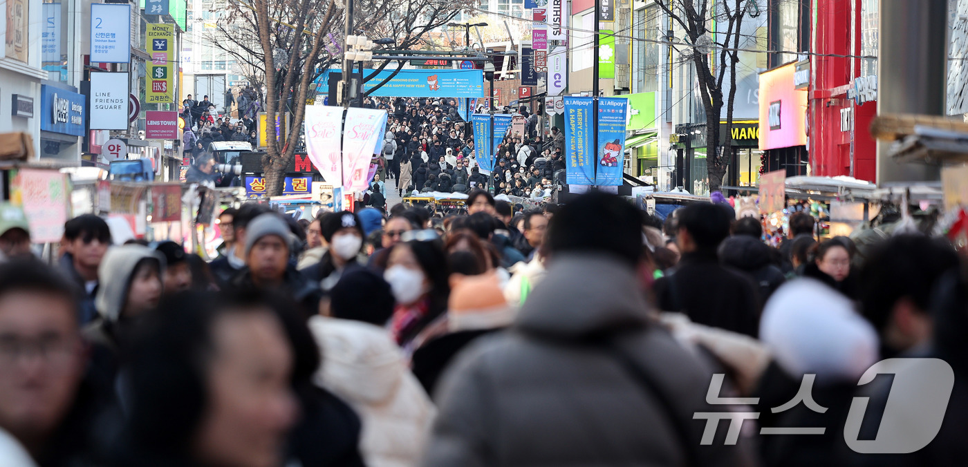 (서울=뉴스1) 박지혜 기자 = 크리스마스인 25일 서울 명동거리에 시민과 외국인 관광객의 발길이 이어지고 있다. 2025.12.25/뉴스1