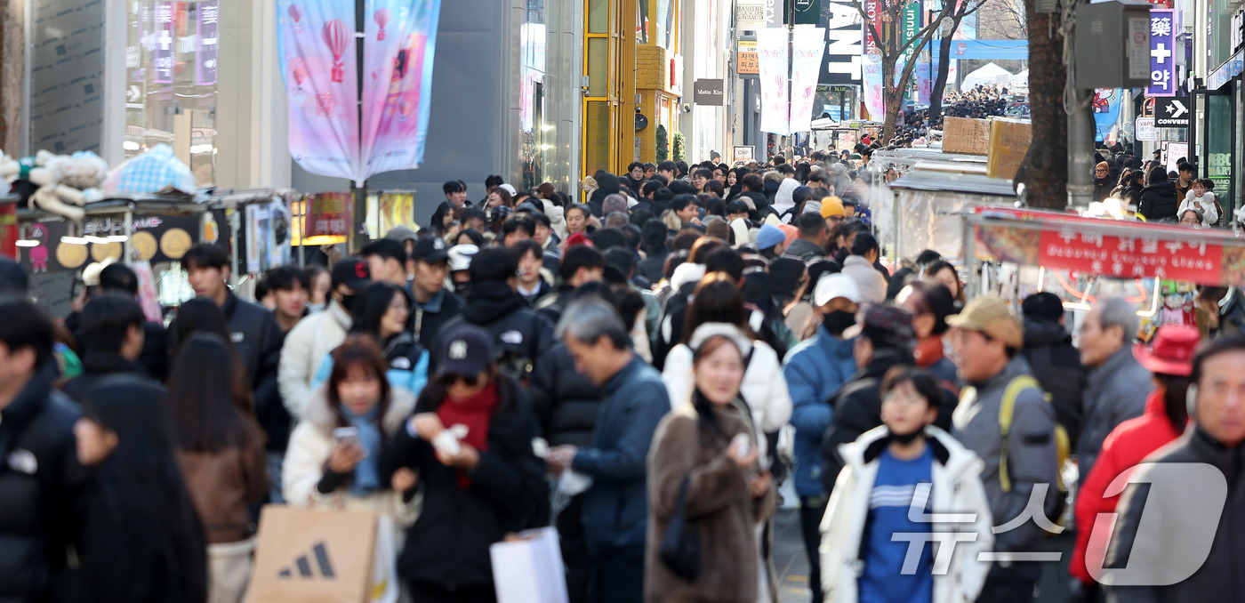 (서울=뉴스1) 박지혜 기자 = 크리스마스인 25일 서울 명동거리에 시민과 외국인 관광객의 발길이 이어지고 있다. 2025.12.25/뉴스1