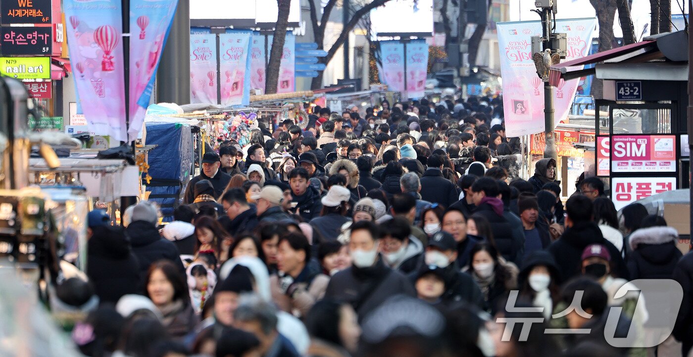 본문 이미지 - 크리스마스인 25일 서울 명동거리에 시민과 외국인 관광객의 발길이 이어지고 있다. 2025.12.25/뉴스1 ⓒ News1 박지혜 기자