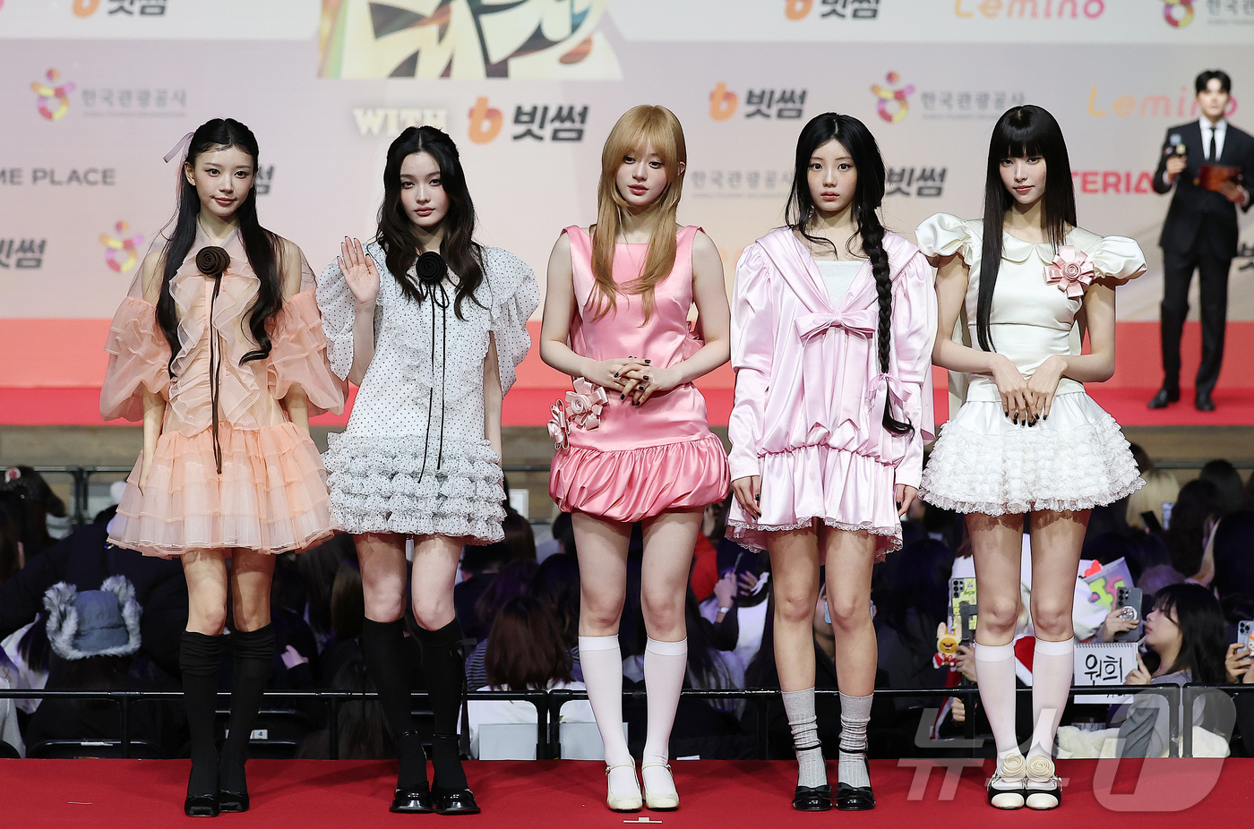(인천=뉴스1) 김진환 기자 = 걸그룹 아일릿이 25일 인천 영종도 인스파이어에서 열린 ‘2025 SBS 가요대전' 레드카펫 행사에 참석해 포즈를 취하고 있다. 2025.12.25 …