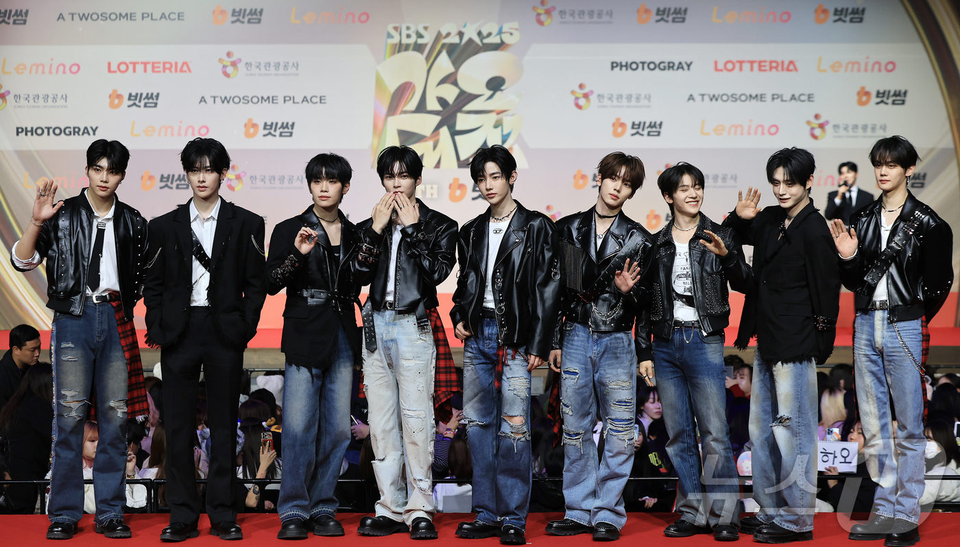 (인천=뉴스1) 김진환 기자 = 보이그룹 제로베이스원이 25일 인천 영종도 인스파이어에서 열린 ‘2025 SBS 가요대전' 레드카펫 행사에 참석해 포즈를 취하고 있다. 2025.1 …