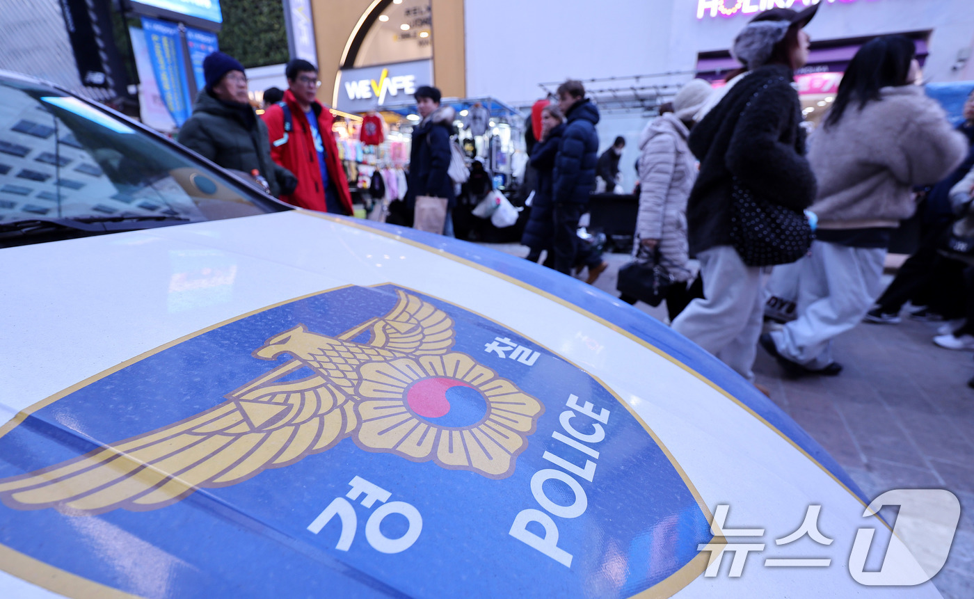 (서울=뉴스1) 박지혜 기자 = 크리스마스인 25일 인파가 몰린 서울 명동 거리에 경찰차가 세워져 있다.경찰은 연말연시를 맞아 주요 관광지와 축제장 등 다중 인파가 예상되는 지역에 …