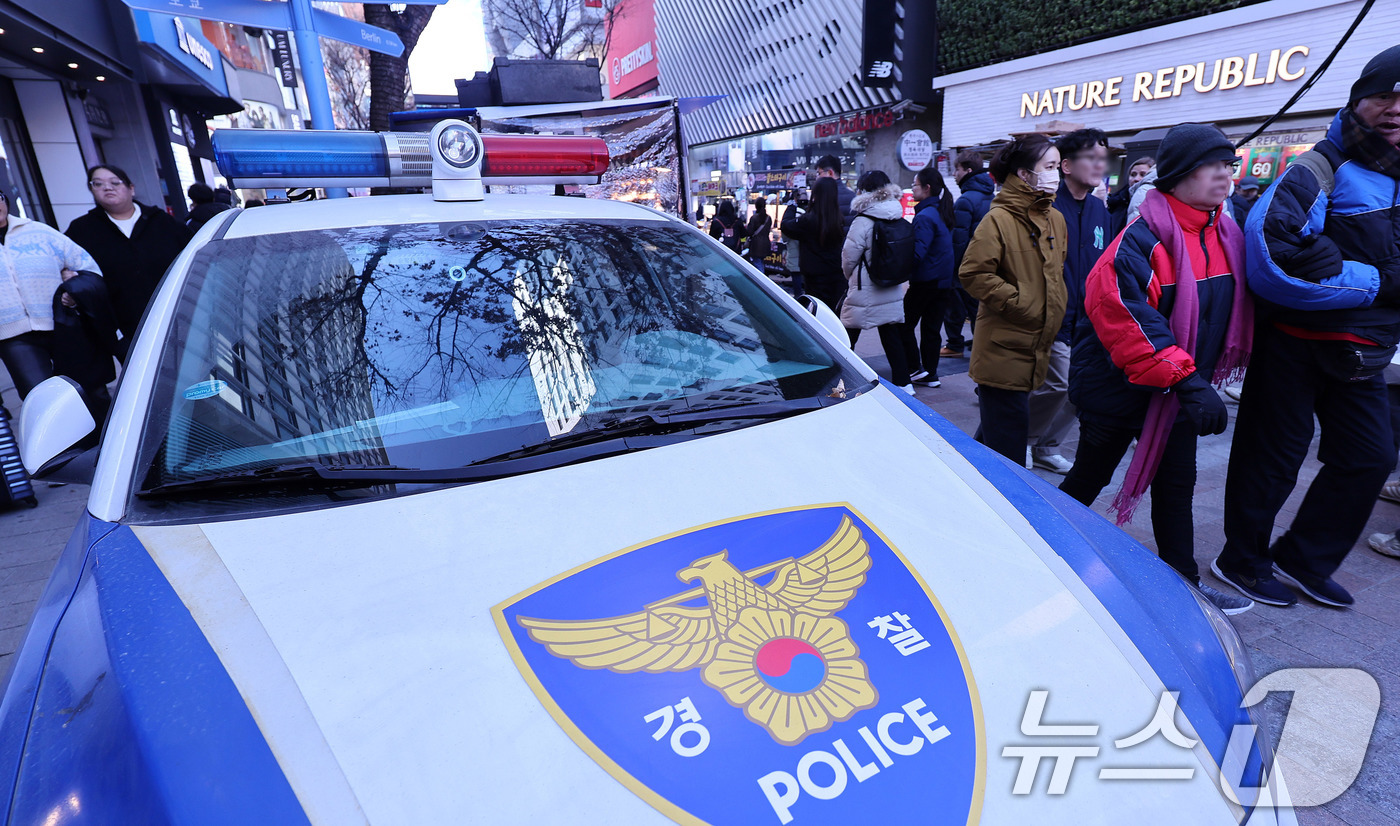 (서울=뉴스1) 박지혜 기자 = 크리스마스인 25일 인파가 몰린 서울 명동 거리에 경찰차가 세워져 있다.경찰은 연말연시를 맞아 주요 관광지와 축제장 등 다중 인파가 예상되는 지역에 …
