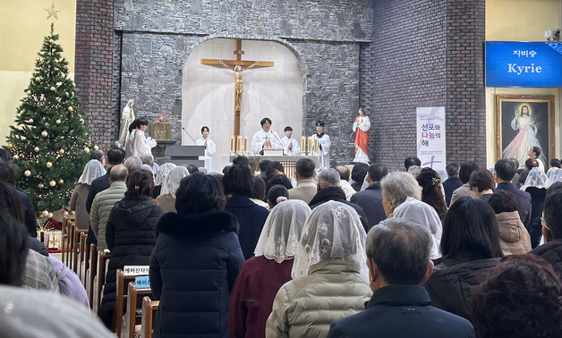 울산 곳곳 성탄절 미사·예배…구유 앞 발길 이어져