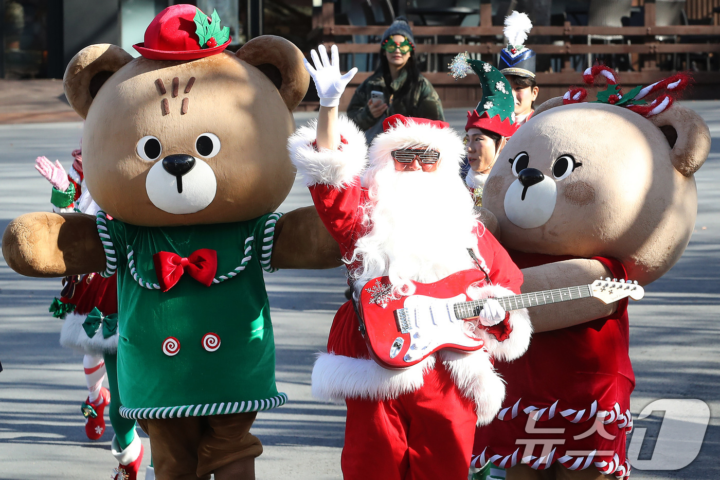(대구=뉴스1) 공정식 기자 = 성탄절인 25일 대구 달서구 테마파크 이월드에서 산타와 요정 공연팀이 시민들을 위한 크리스마스 퍼레이드를 펼치고 있다. 2025.12.25/뉴스1