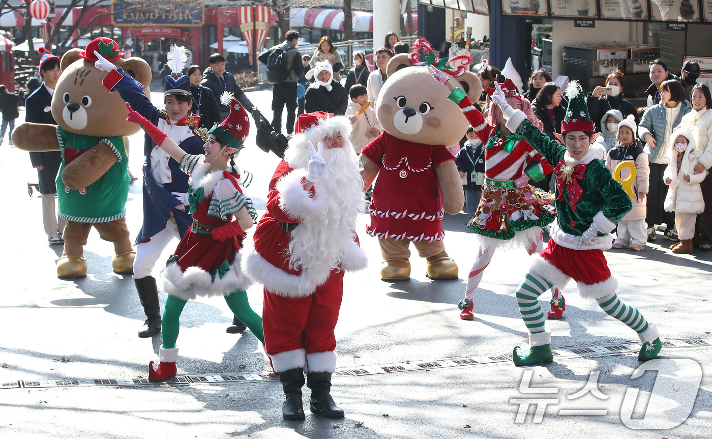(대구=뉴스1) 공정식 기자 = 성탄절인 25일 대구 달서구 테마파크 이월드에서 산타와 요정 공연팀이 시민들을 위한 크리스마스 퍼레이드를 펼치고 있다. 2025.12.25/뉴스1