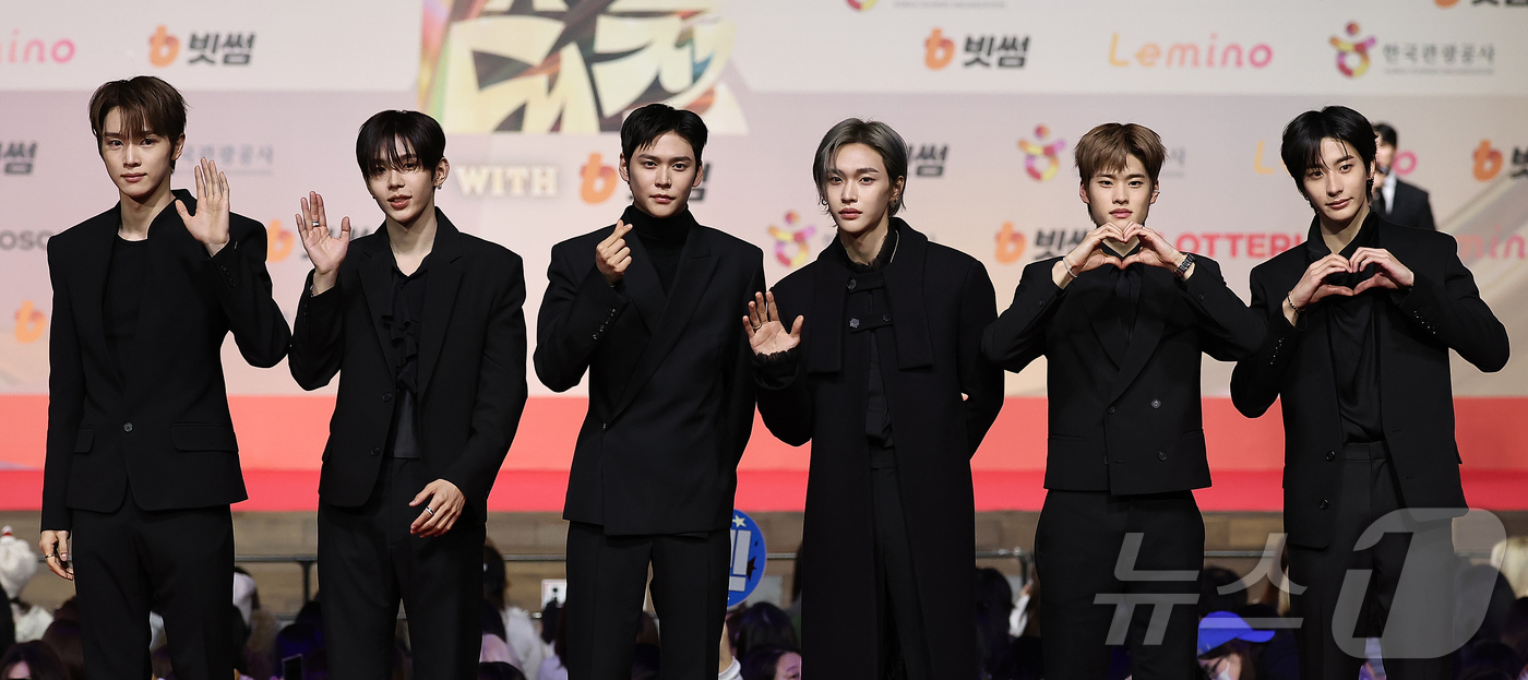 (인천=뉴스1) 김진환 기자 = 보이그룹 라이즈가 25일 인천 영종도 인스파이어에서 열린 ‘2025 SBS 가요대전' 레드카펫 행사에 참석해 포즈를 취하고 있다. 2025.12.2 …