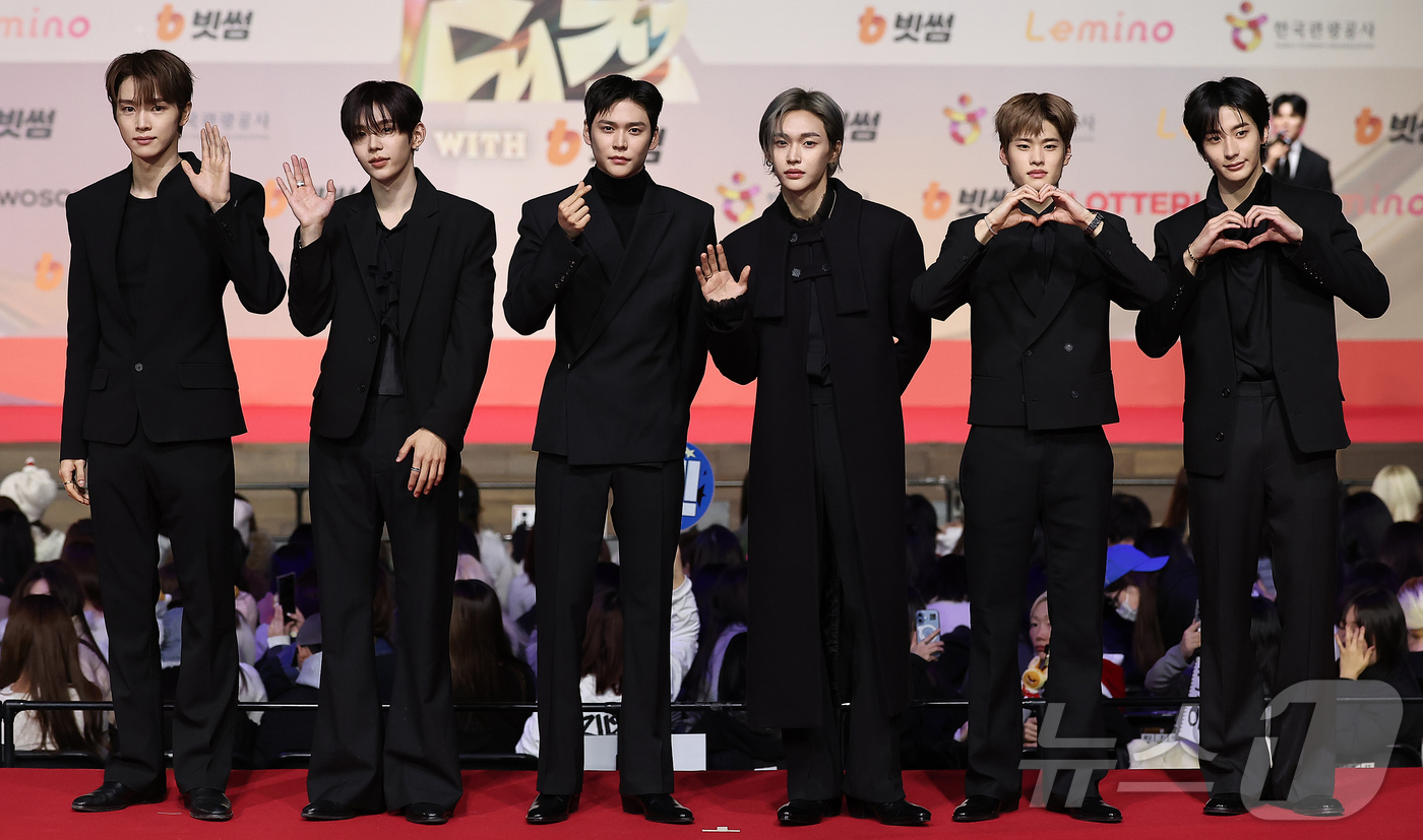 (인천=뉴스1) 김진환 기자 = 보이그룹 라이즈가 25일 인천 영종도 인스파이어에서 열린 ‘2025 SBS 가요대전' 레드카펫 행사에 참석해 포즈를 취하고 있다. 2025.12.2 …