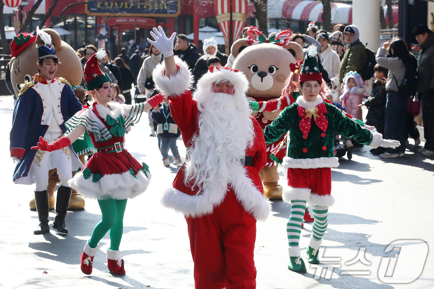 (대구=뉴스1) 공정식 기자 = 성탄절인 25일 대구 달서구 테마파크 이월드에서 산타와 요정 공연팀이 시민들을 위한 크리스마스 퍼레이드를 펼치고 있다. 2025.12.25/뉴스1