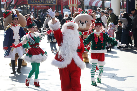 테마파크에서 즐기는 크리스마스