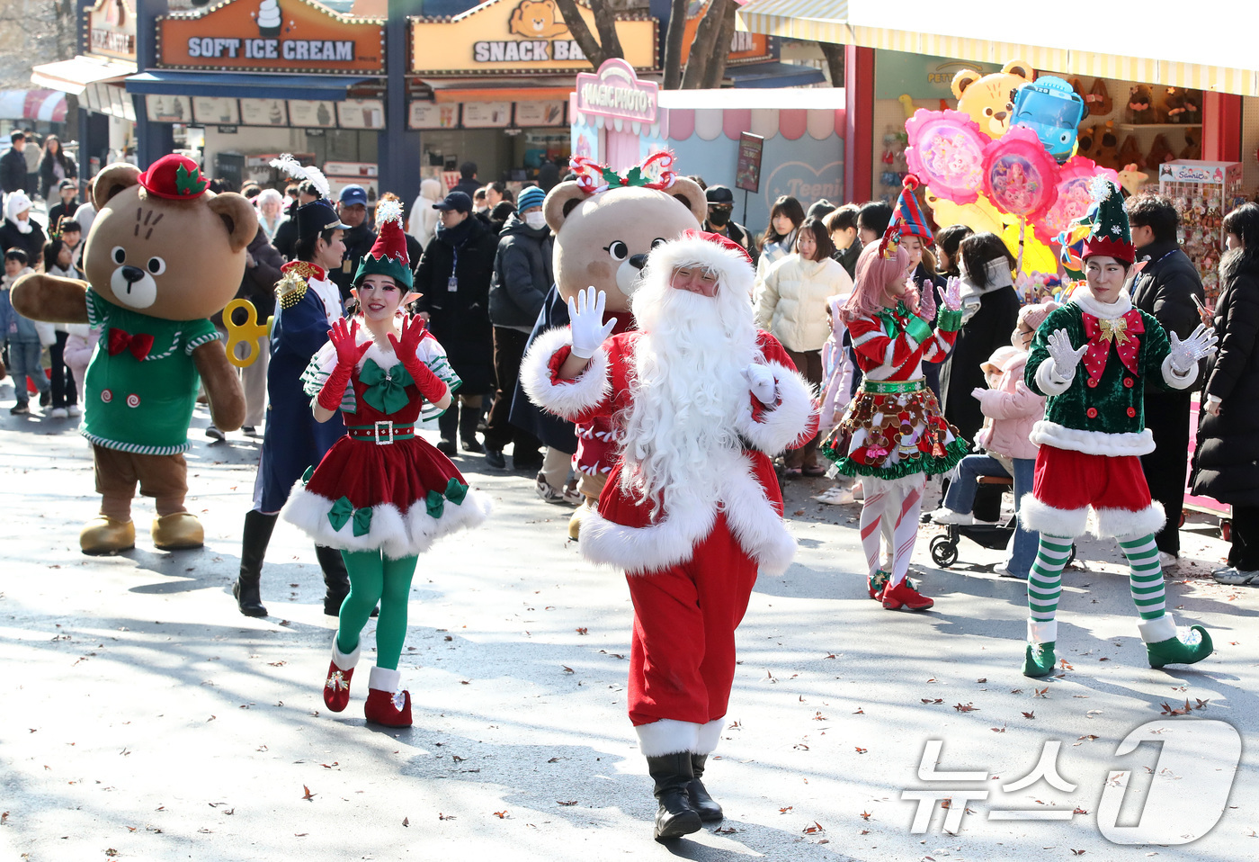 (대구=뉴스1) 공정식 기자 = 성탄절인 25일 대구 달서구 테마파크 이월드에서 산타와 요정 공연팀이 시민들을 위한 크리스마스 퍼레이드를 펼치고 있다. 2025.12.25/뉴스1