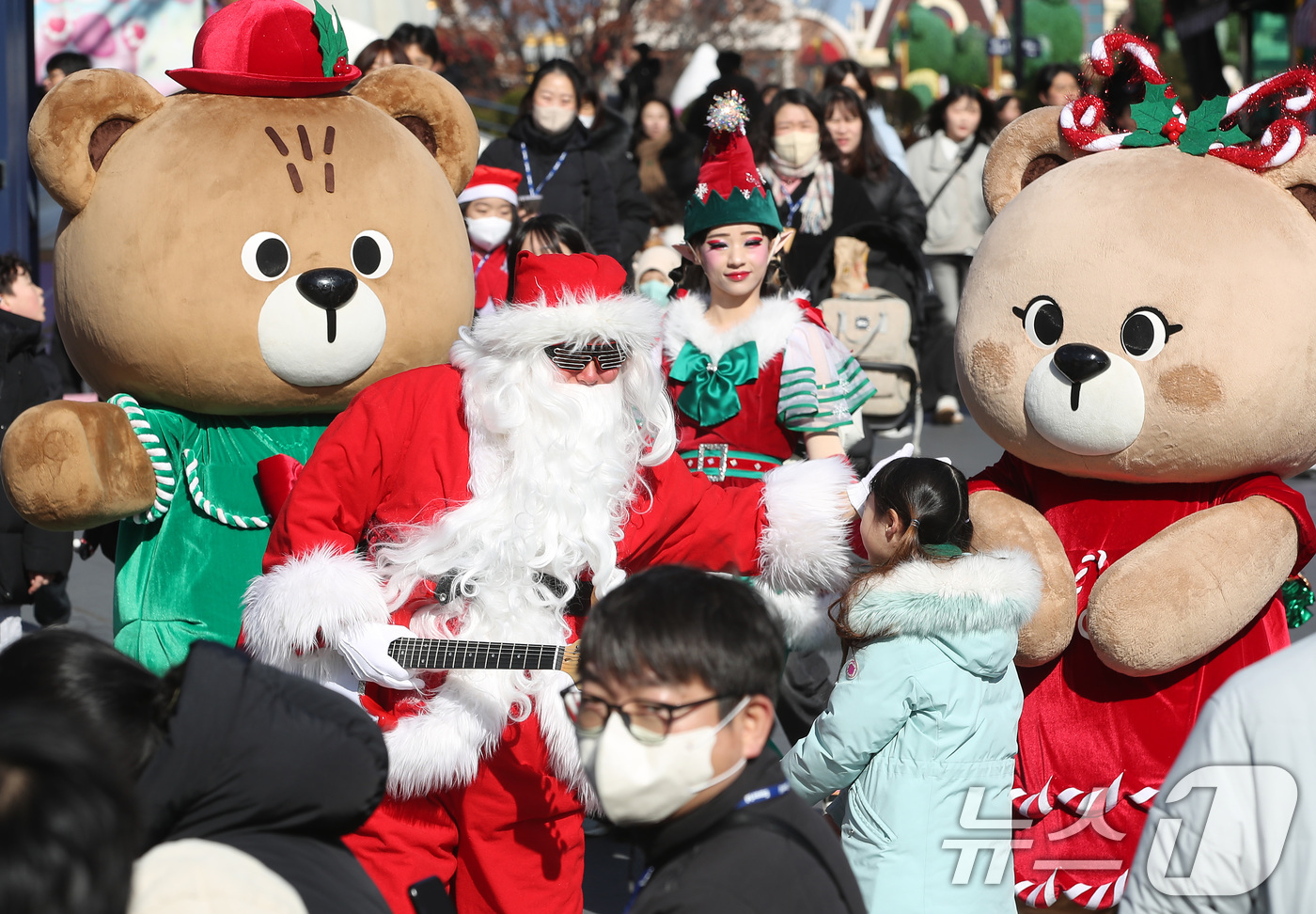 (대구=뉴스1) 공정식 기자 = 성탄절인 25일 대구 달서구 테마파크 이월드에서 산타와 요정 공연팀이 시민들을 위한 크리스마스 퍼레이드를 펼치고 있다. 2025.12.25/뉴스1