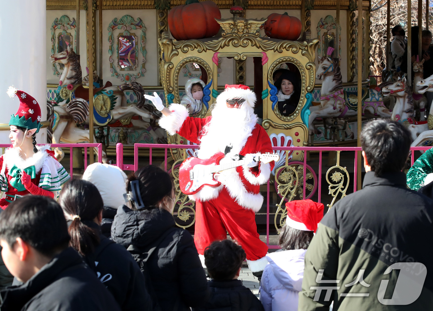 (대구=뉴스1) 공정식 기자 = 성탄절인 25일 대구 달서구 테마파크 이월드에서 산타와 요정 공연팀이 시민들을 위한 크리스마스 축하 공연을 펼치고 있다. 2025.12.25/뉴스1 …