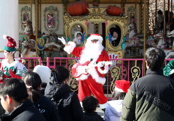 놀이공원에서 즐거운 크리스마스