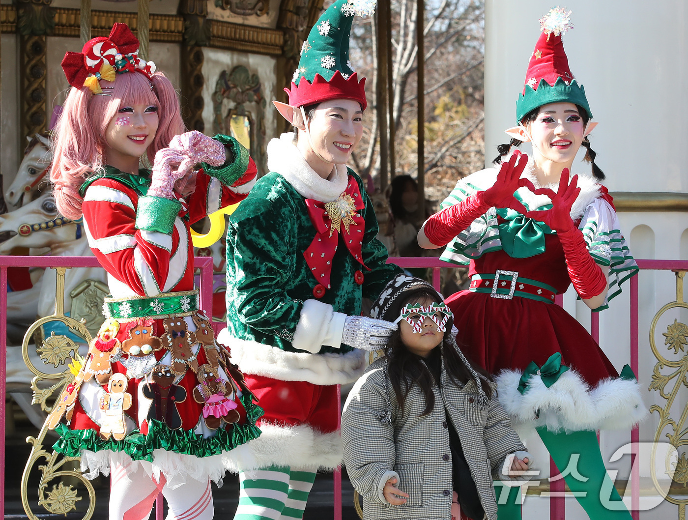 (대구=뉴스1) 공정식 기자 = 성탄절인 25일 대구 달서구 테마파크 이월드를 찾은 어린이가 산타와 요정 공연팀과 기념촬영을 하고 있다. 2025.12.25/뉴스1