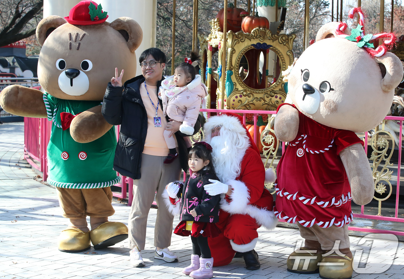 (대구=뉴스1) 공정식 기자 = 성탄절인 25일 대구 달서구 테마파크 이월드를 찾은 가족이 산타와 요정 공연팀과 기념촬영을 하고 있다. 2025.12.25/뉴스1