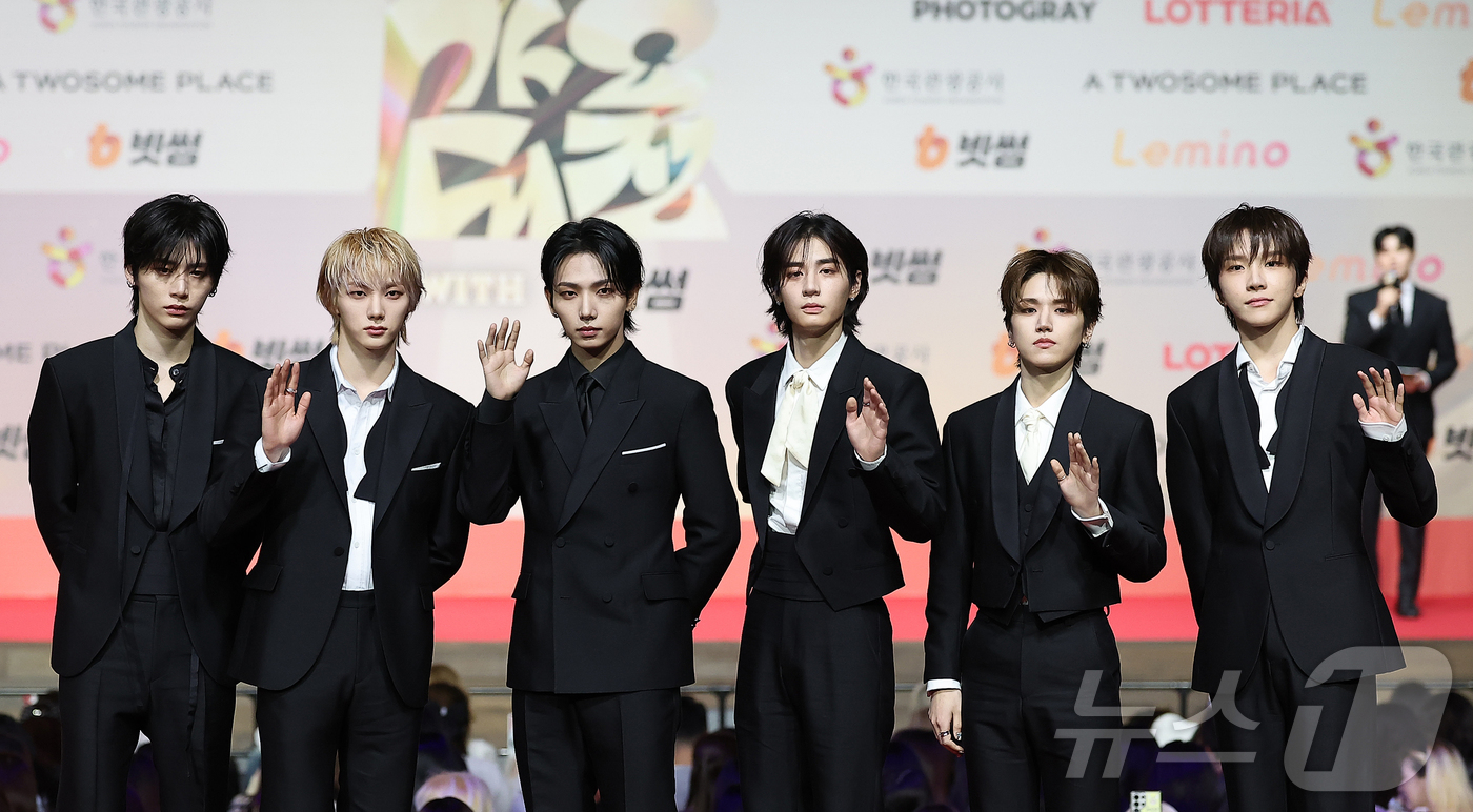 (인천=뉴스1) 김진환 기자 = 보이그룹 보이넥스트도어가 25일 인천 영종도 인스파이어에서 열린 ‘2025 SBS 가요대전' 레드카펫 행사에 참석해 포즈를 취하고 있다. 2025. …