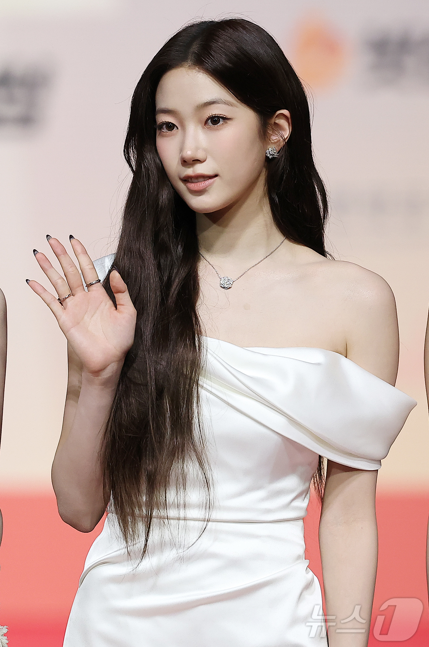 (인천=뉴스1) 김진환 기자 = 걸그룹 르세라핌 카즈하가 25일 인천 영종도 인스파이어에서 열린 ‘2025 SBS 가요대전' 레드카펫 행사에 참석해 포즈를 취하고 있다. 2025. …