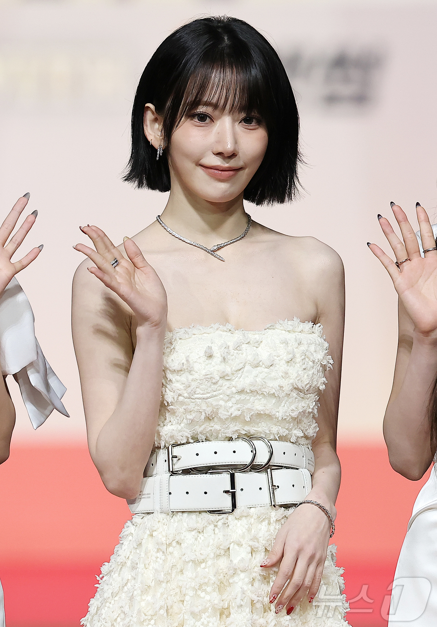 (인천=뉴스1) 김진환 기자 = 걸그룹 르세라핌 사쿠라가 25일 인천 영종도 인스파이어에서 열린 ‘2025 SBS 가요대전' 레드카펫 행사에 참석해 포즈를 취하고 있다. 2025. …