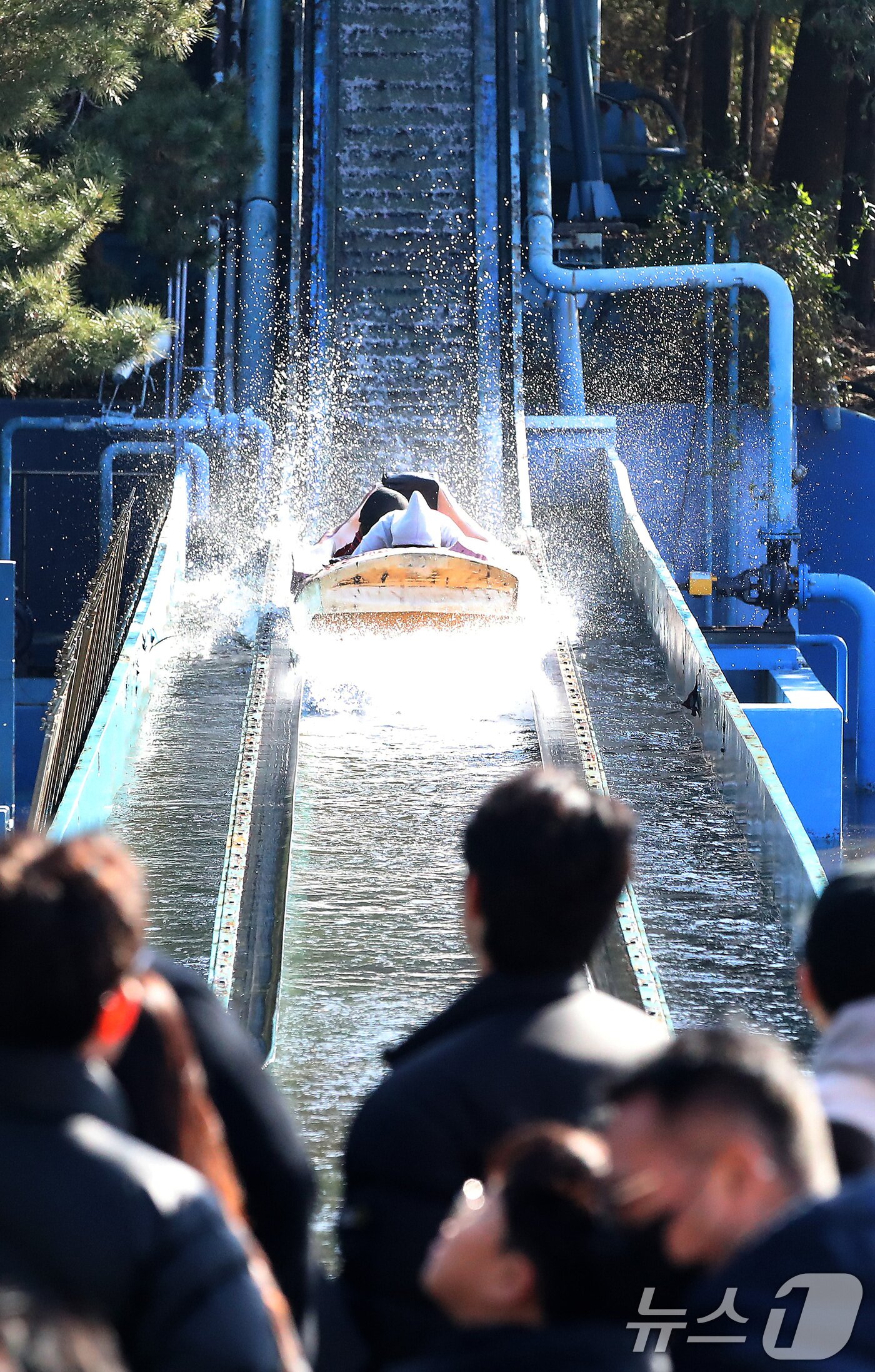 본문 이미지 - 25일 대구 달서구 테마파크 이월드를 찾은 시민들이 크리스마스 한파도 잊은 채 수상 놀이기구인 플룸라이드를 즐기고 있다. 2025.12.25/뉴스1 ⓒ News1 공정식 기자