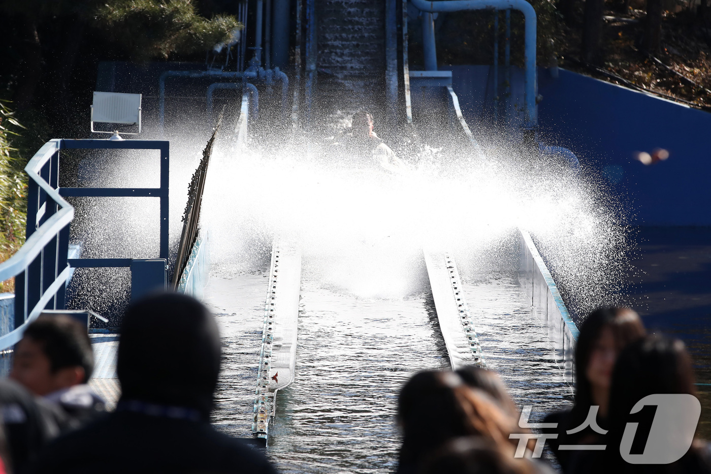 (대구=뉴스1) 공정식 기자 = 25일 대구 달서구 테마파크 이월드를 찾은 시민들이 크리스마스 한파도 잊은 채 수상 놀이기구인 플룸라이드를 즐기고 있다. 2025.12.25/뉴스1 …