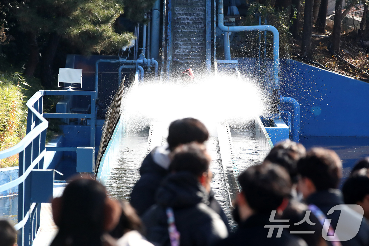 (대구=뉴스1) 공정식 기자 = 25일 대구 달서구 테마파크 이월드를 찾은 시민들이 크리스마스 한파도 잊은 채 수상 놀이기구인 플룸라이드를 즐기고 있다. 2025.12.25/뉴스1 …