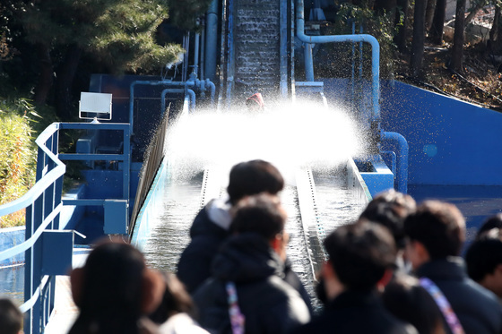 한파에도 붐비는 놀이기구