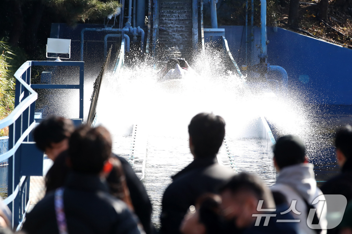 (대구=뉴스1) 공정식 기자 = 25일 대구 달서구 테마파크 이월드를 찾은 시민들이 크리스마스 한파도 잊은 채 수상 놀이기구인 플룸라이드를 즐기고 있다. 2025.12.25/뉴스1 …