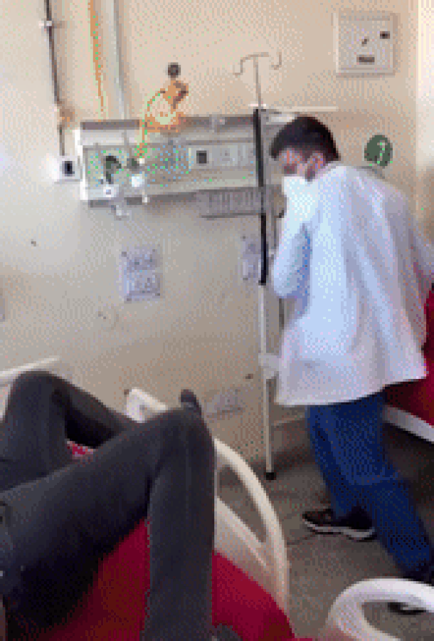 호흡곤란으로 병상에 누운 환자 무차별 폭행한 인도 의사 파문[영상]