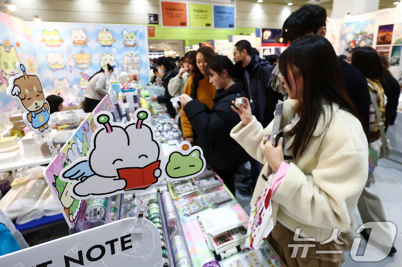 (서울=뉴스1) 김민지 기자 = 25일 오후 서울 강남구 코엑스에서 열린 서울일러스트레이션페어V.20을 찾은 관람객들이 부스를 둘러보고 있다. 2025.12.25/뉴스1