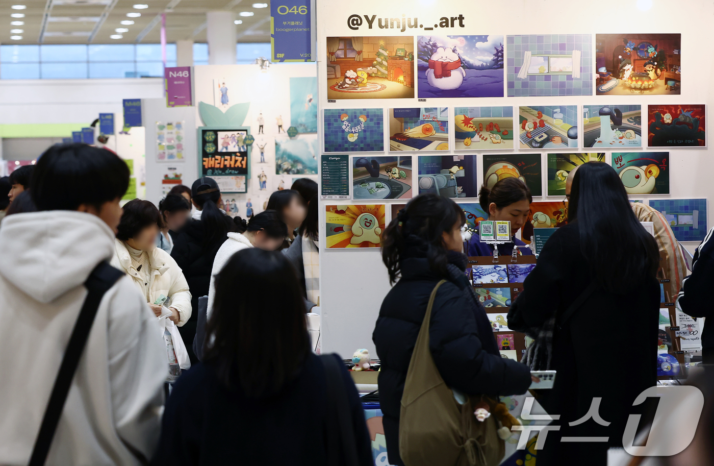 (서울=뉴스1) 김민지 기자 = 25일 오후 서울 강남구 코엑스에서 열린 서울일러스트레이션페어V.20을 찾은 관람객들이 부스를 둘러보고 있다. 2025.12.25/뉴스1