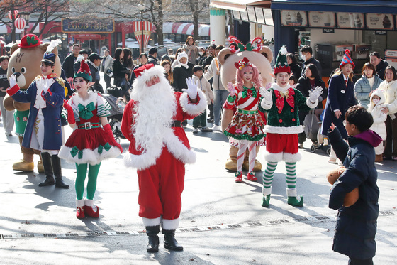 산타클로스와 인사 나누는 어린이
