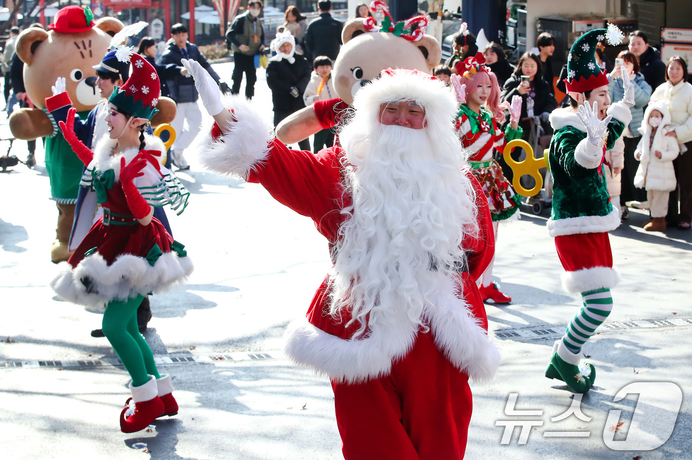(대구=뉴스1) 공정식 기자 = 성탄절인 25일 대구 달서구 테마파크 이월드에서 산타와 요정 공연팀이 시민들을 위한 크리스마스 퍼레이드를 펼치고 있다. 2025.12.25/뉴스1