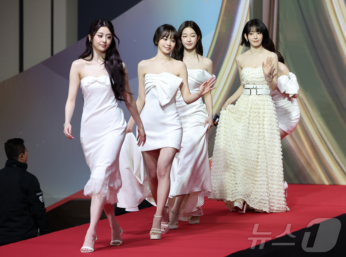 (인천=뉴스1) 김진환 기자 = 걸그룹 르세라핌이 25일 인천 영종도 인스파이어에서 열린 ‘2025 SBS 가요대전' 레드카펫 행사에 참석하고 있다. 2025.12.25/뉴스1