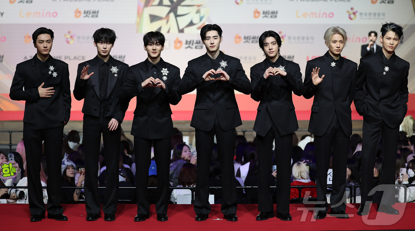 (인천=뉴스1) 김진환 기자 = 보이그룹 엔하이픈이 25일 인천 영종도 인스파이어에서 열린 ‘2025 SBS 가요대전' 레드카펫 행사에 참석해 포즈를 취하고 있다. 2025.12. …
