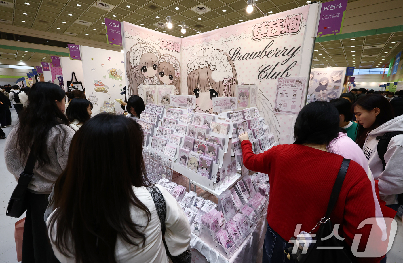 (서울=뉴스1) 김민지 기자 = 25일 오후 서울 강남구 코엑스에서 열린 서울일러스트레이션페어V.20을 찾은 관람객들이 부스를 둘러보고 있다. 2025.12.25/뉴스1