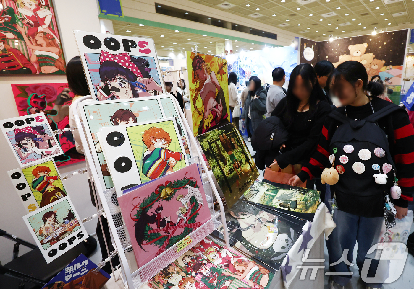 (서울=뉴스1) 김민지 기자 = 25일 오후 서울 강남구 코엑스에서 열린 서울일러스트레이션페어V.20을 찾은 관람객들이 부스를 둘러보고 있다. 2025.12.25/뉴스1