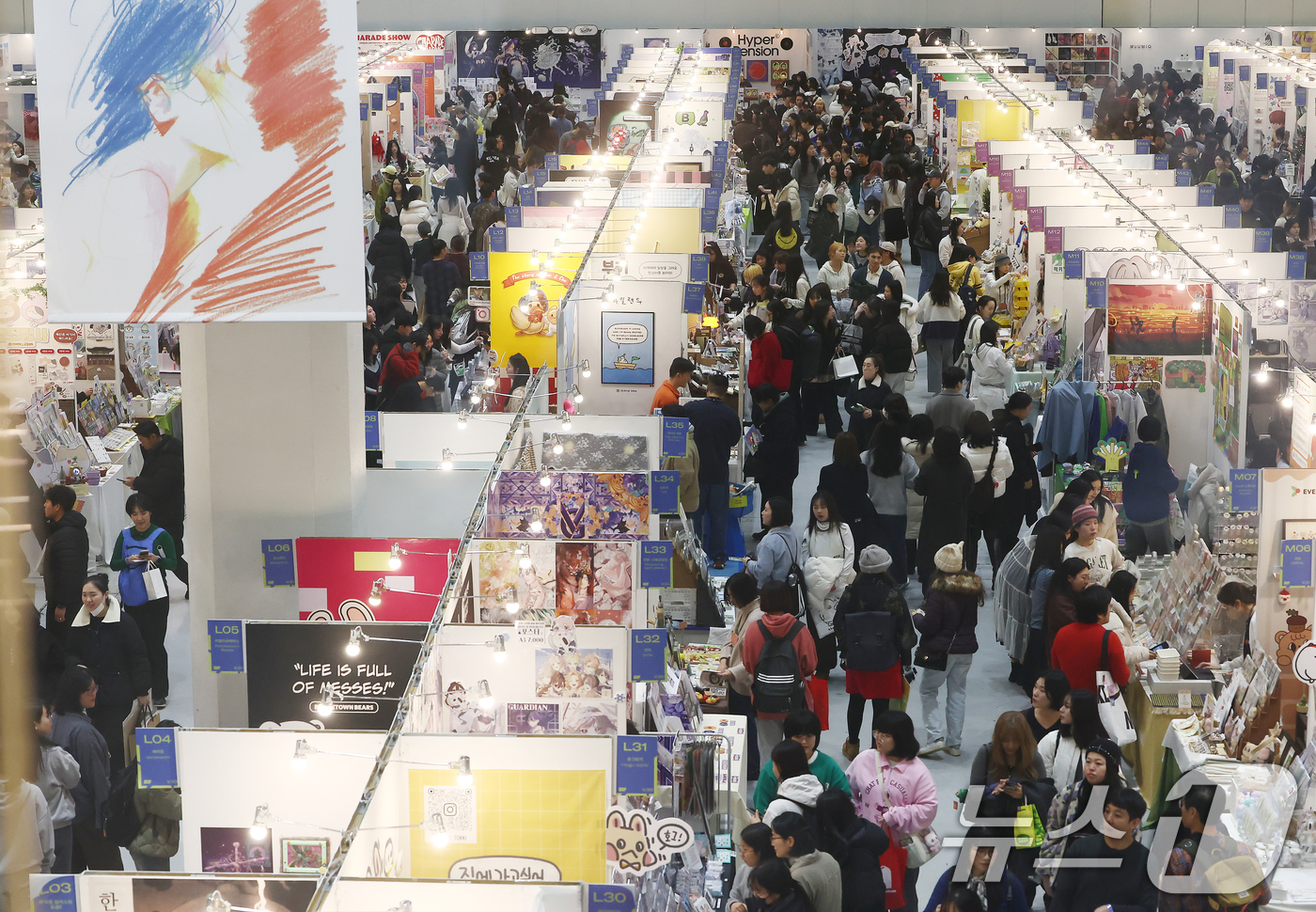 (서울=뉴스1) 김민지 기자 = 25일 오후 서울 강남구 코엑스에서 열린 서울일러스트레이션페어V.20을 찾은 관람객들이 부스를 둘러보고 있다. 2025.12.25/뉴스1