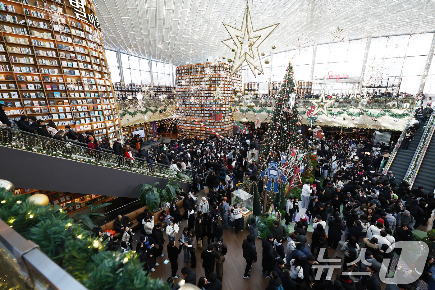 (서울=뉴스1) 김민지 기자 = 크리스마스인 25일 오후 서울 강남구 코엑스 별마당도서관이 시민들로 붐비고 있다. 2025.12.25/뉴스1