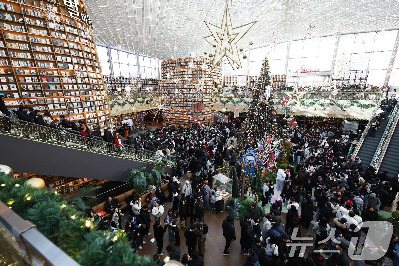 본문 이미지 - 크리스마스인 25일 오후 서울 강남구 코엑스 별마당도서관이 시민들로 붐비고 있다. 2025.12.25/뉴스1 ⓒ News1 김민지 기자