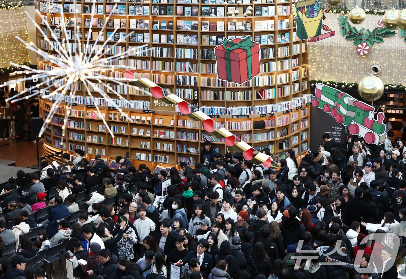 본문 이미지 - 크리스마스인 25일 오후 서울 강남구 코엑스 별마당도서관이 시민들로 붐비고 있다. 2025.12.25/뉴스1 ⓒ News1 김민지 기자