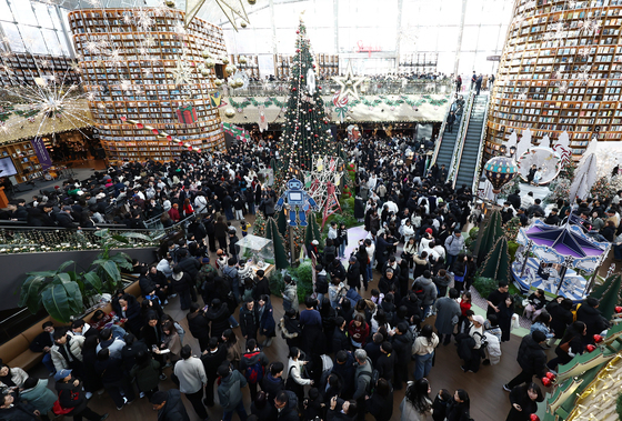 크리스마스 인파로 붐비는 별마당도서관