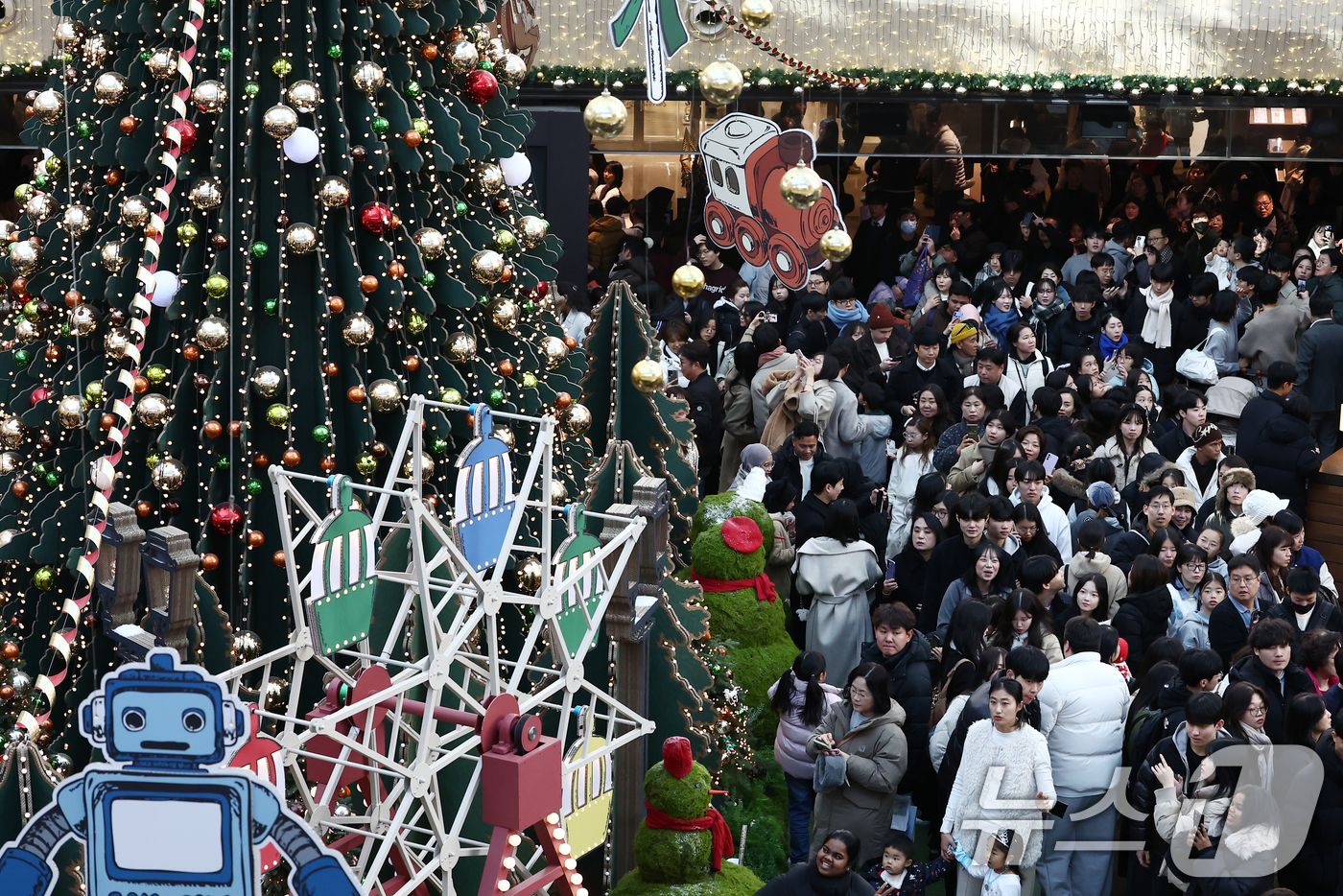 (서울=뉴스1) 김민지 기자 = 크리스마스인 25일 오후 서울 강남구 코엑스 별마당도서관이 시민들로 붐비고 있다. 2025.12.25/뉴스1