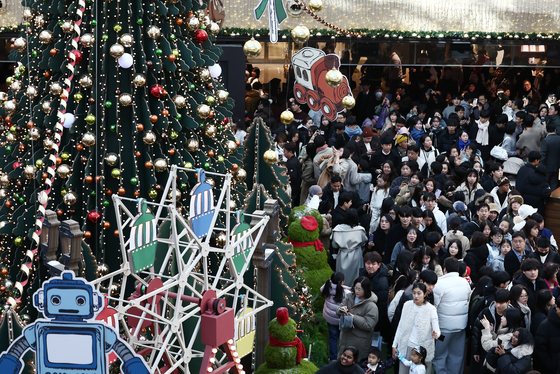 성탄절 북적거리는 별마당도서관