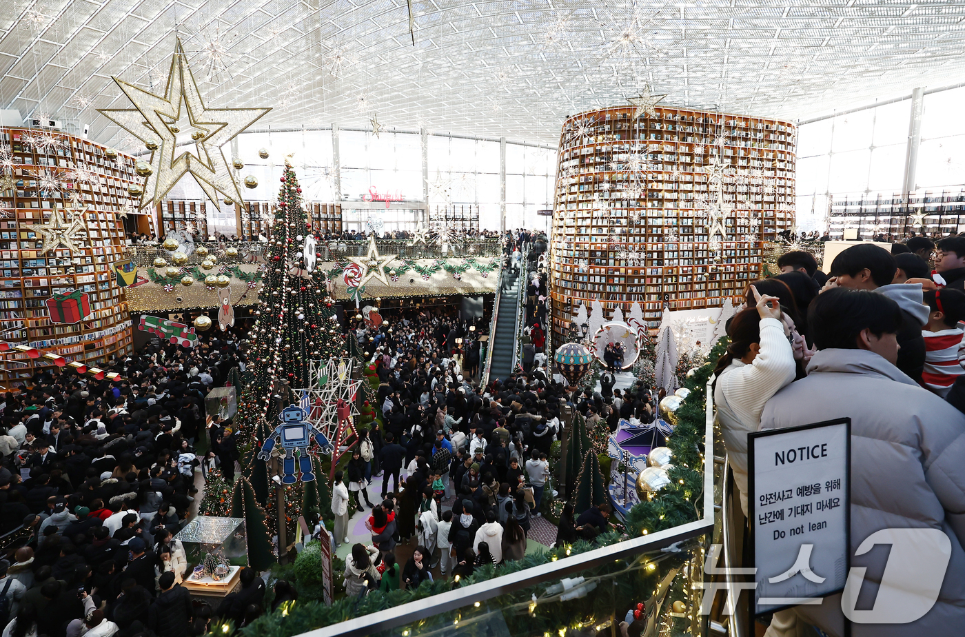 (서울=뉴스1) 김민지 기자 = 크리스마스인 25일 오후 서울 강남구 코엑스 별마당도서관이 시민들로 붐비고 있다. 2025.12.25/뉴스1