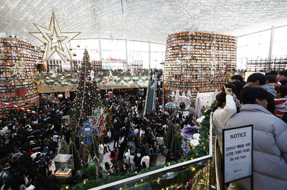성탄절 북적거리는 별마당도서관